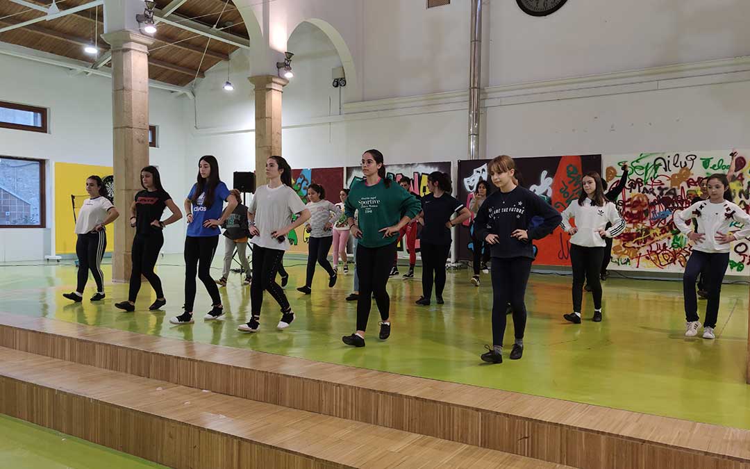 El segundo grupo durante la clase de jota / Alberto Gracia