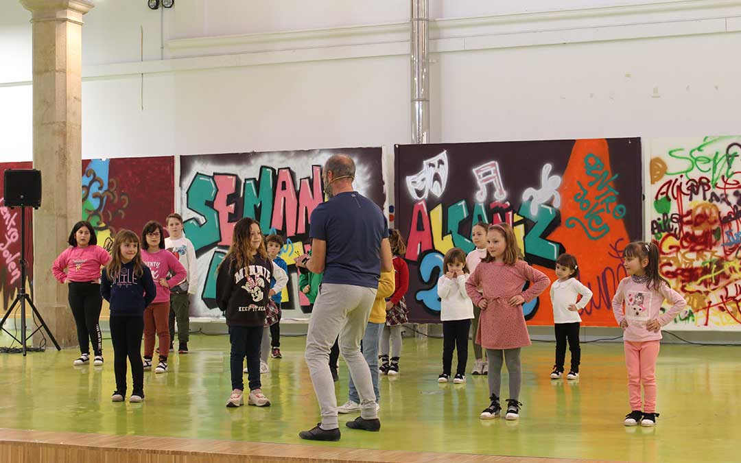 Pedrós dando explicaciones durante la masterclass a los más pequeños / Eduard Peralta