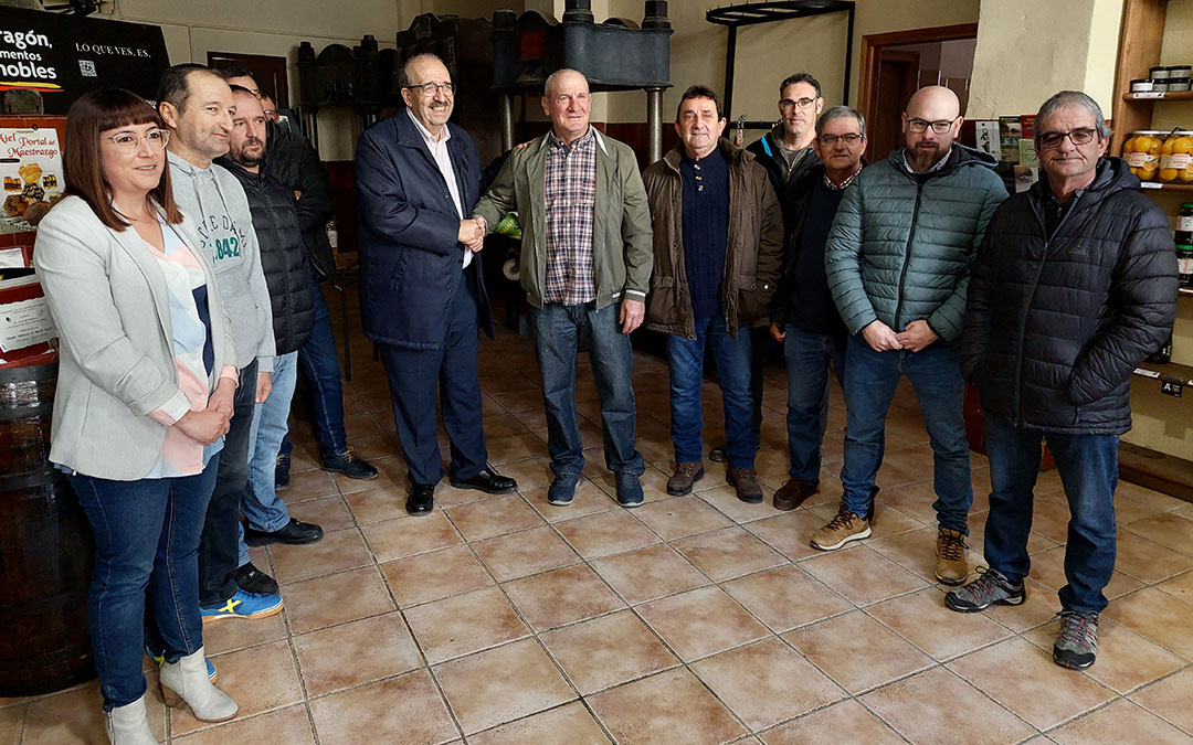 Foto de familia tras la firma del convenio./ J.L.
