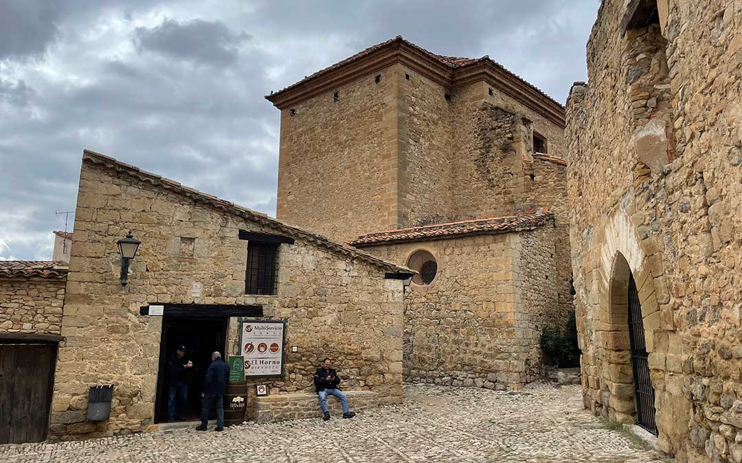 Vecinos y turistas compran productos básicos en el multiservicio de Mirambel./ María Celiméndiz