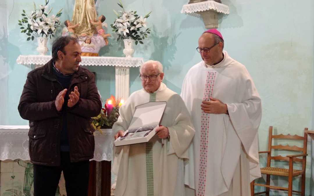 Ricardo Alquézar, alcalde de Alacón, junto a Mosen Antonio y a José Antonio Satué, Obispo de Teruel y Albarracín./ M.J.L.