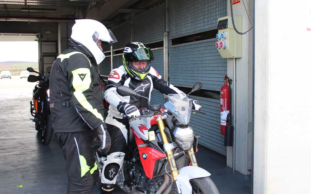 Los asistentes pudieron rodar por el circuito con sus motos propias / E.P.