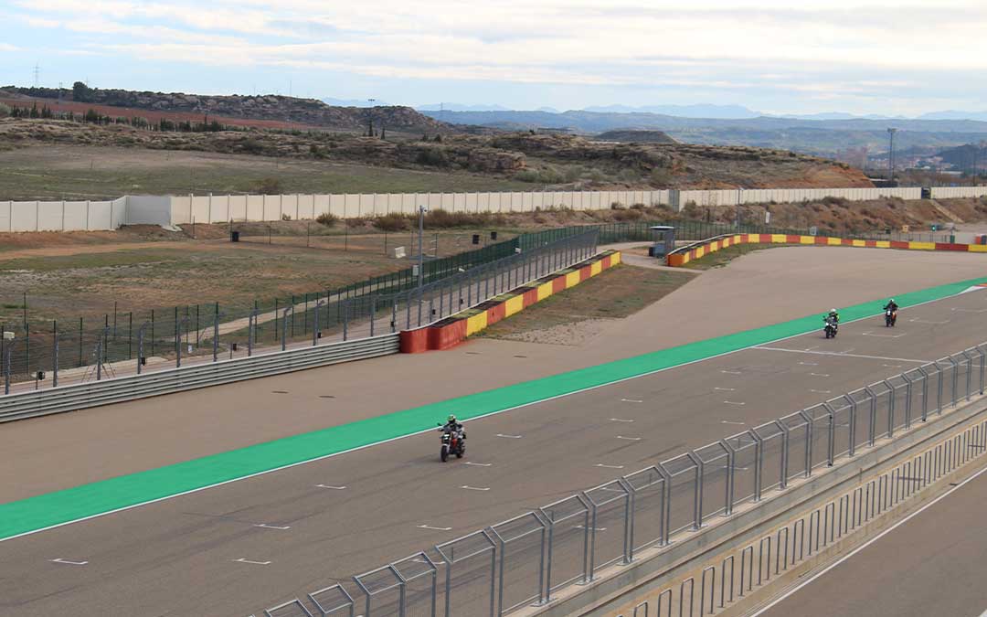 Algunos de los oficiales rodando por el circuito de velocidad con sus motos / E.P.