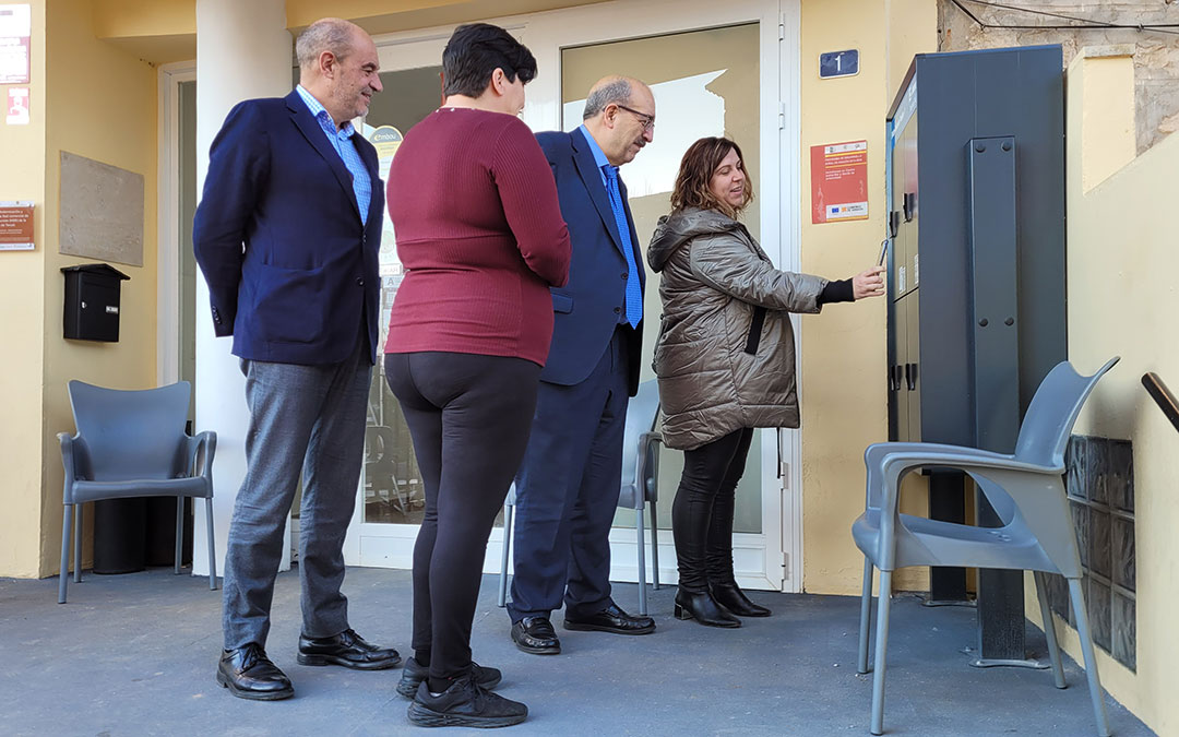 Santiago Ligros, Manuel Rando y María Ariño junto a la gerente del multiservicio de Cuevas Labradas, Sonia Lora. Comprueban el funcionamiento de la taquilla inteligente instalada en el establecimiento./ DPT