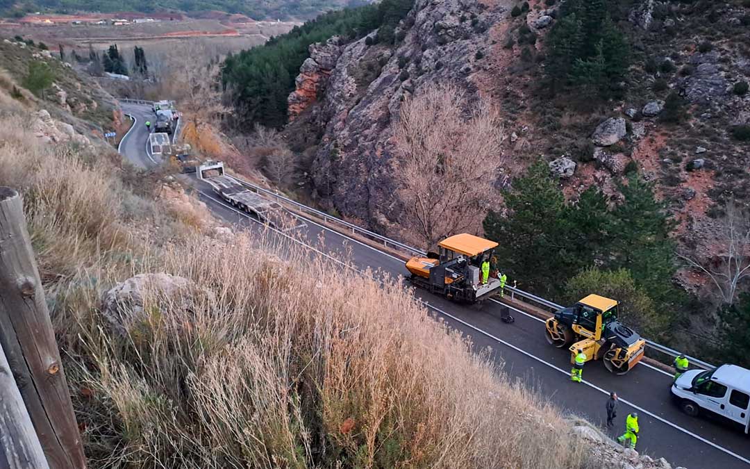 Finalizan los trabajos de reparación del muro de contención en la N-420 en Utrillas./ Joaquín Moreno