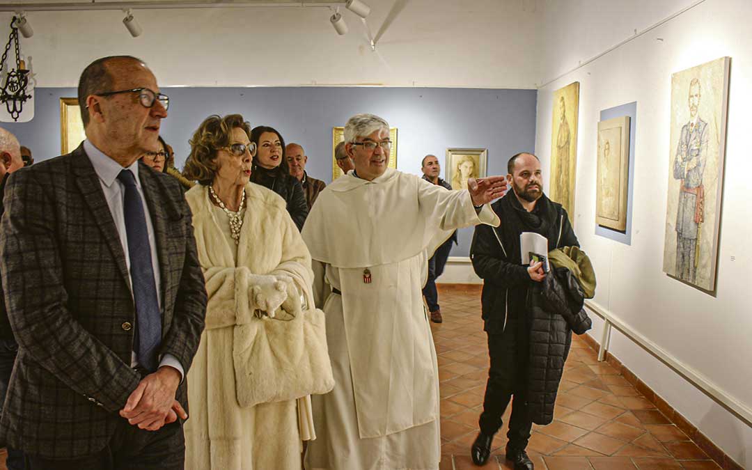 Nati Cañada entre el consejero de Cultura, Felipe Faci; y fray Fernando, este lunes durante la clausura de la exposición / L. Castel