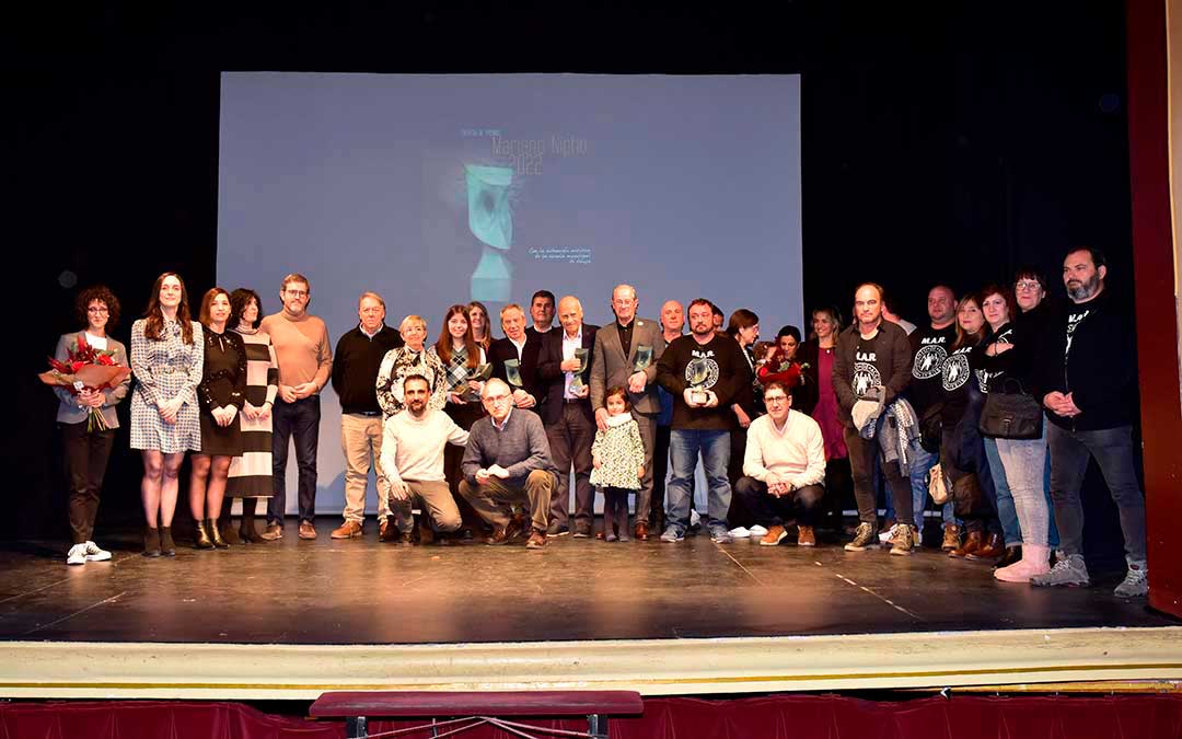 Foto de grupo de los premiados, organización y colaboradores este sábado en el Teatro de Alcañiz / Michel Romano Clickfoto