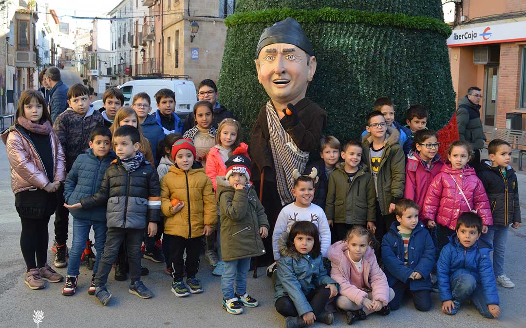 Nonaspe ha recibido la visita de este curioso personaje./ Amics de Nonasp.