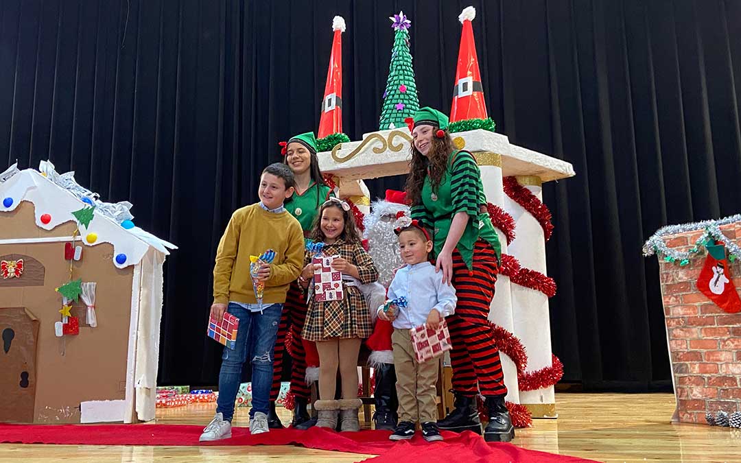 A Papá Noel le acompañaron en Híjar unos elfos que le ayudaron con la entrega de regalos./ A.M.