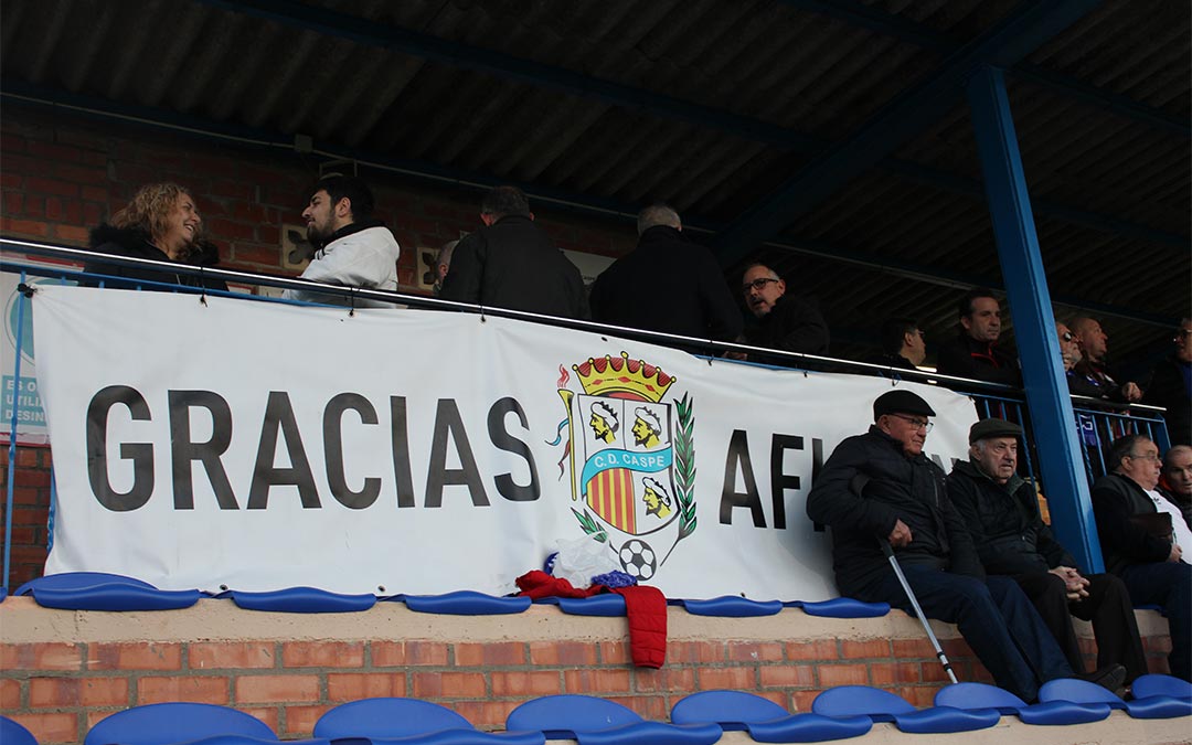 El público del derbi en Los Rosales./ P.S.