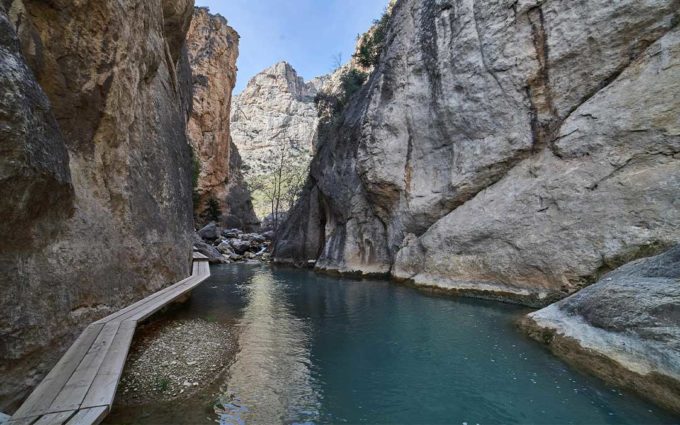 Este puente del Pilar vuelve el bus transfer a las pasarelas de Valloré en el río Guadalope