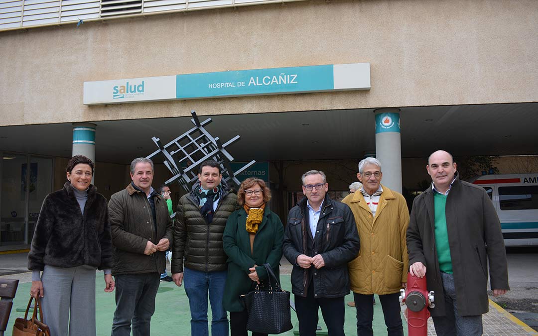 Representantes del PP a las puertas del Hospital de Alcañiz este lunes./I.M.