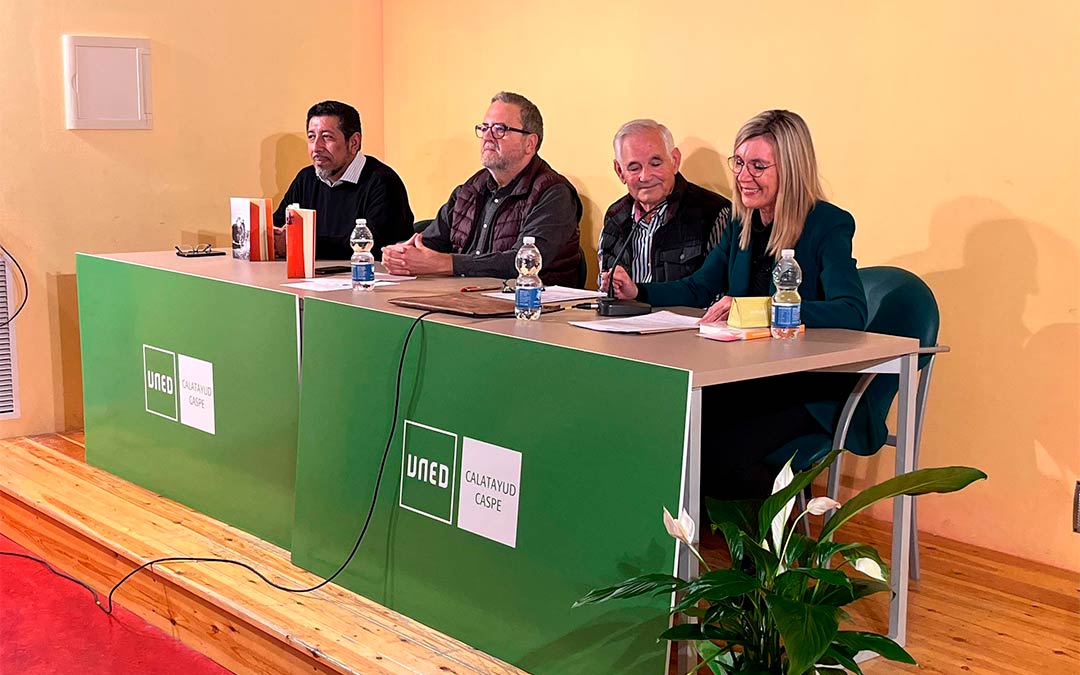 El autor presentó la obra a la población caspolina el pasado sábado. Estuvo acompañado de varios compañeros que colaboraron en la cita./ Merche Catalán