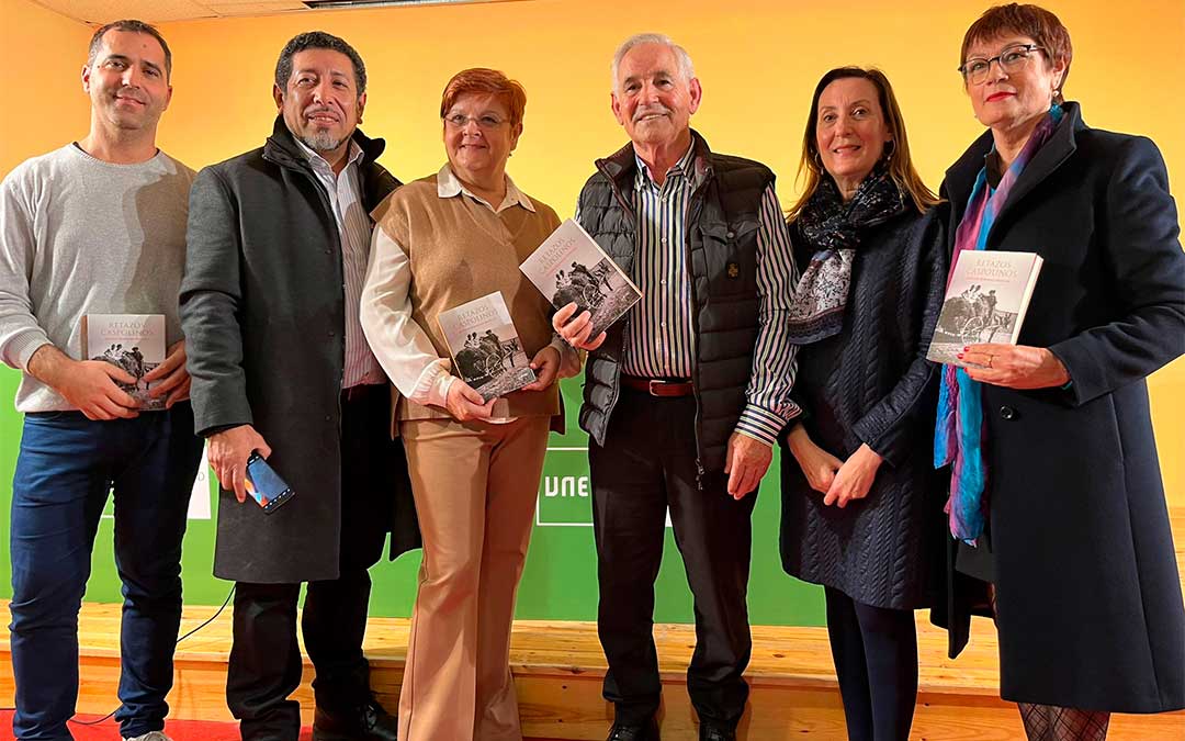 Varios representantes municipales y compañeros del autor posaron junto a él. / Merche Catalán