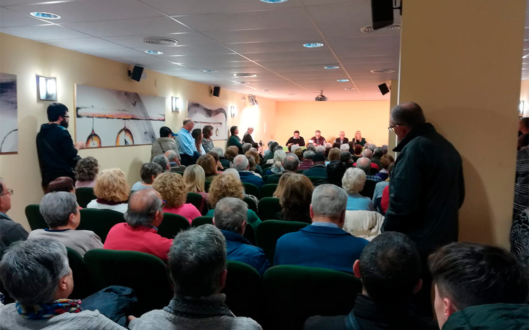 El salón de actos de la Casa de Cultura quedó abarrotado de interesados en la obra presentada por Antonio Espinosa./ Merche Catalán