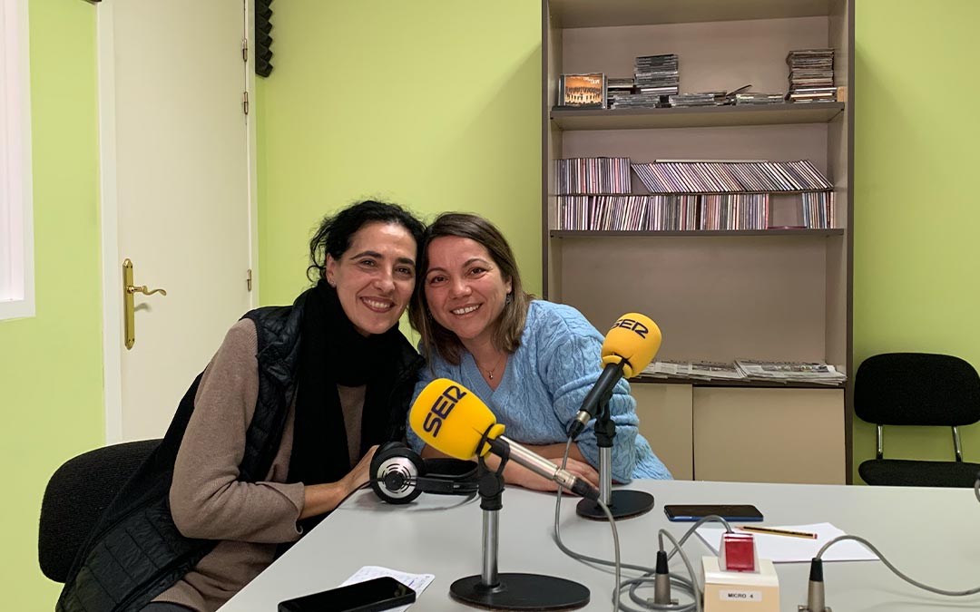Nina Diáconu y María José Quintilla, de la asociación Psique-Importa, en Radio Caspe./ P.S.