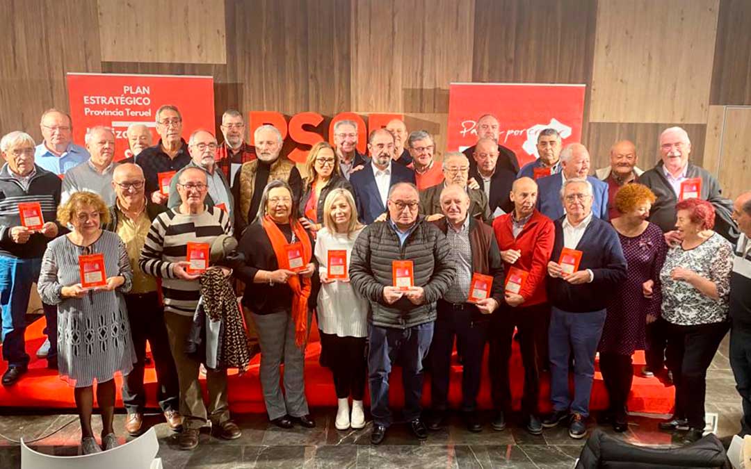 Homenaje el PSOE Teruel a los afiliados que suman más de 40 años de militancia, que ha contado con la presencia del secretario general del PSOE Aragón Javier Lambán / PSOE