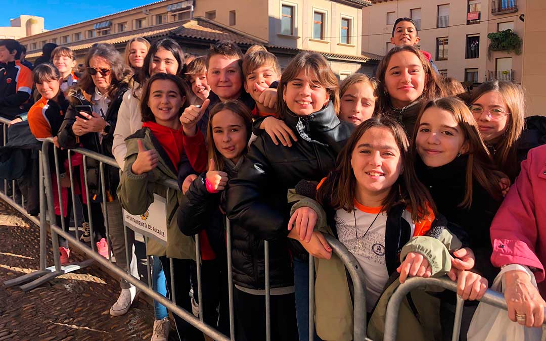 Estudiantes de Escolapios en la cuesta que sube a la iglesia de Santa María la Mayor./ L.C.