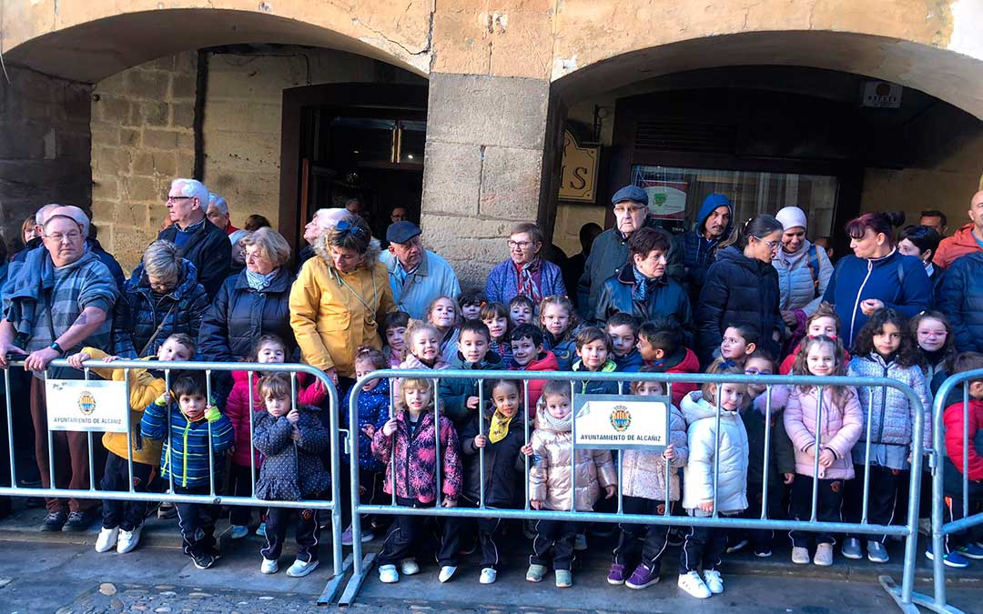 Los alumnos más pequeños de Escolapios esperan al Rey bajo los porches./ L.C.