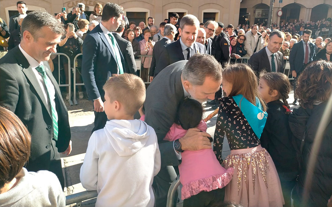 Felipe VI abraza a una alumna del Palmireno./ L.C.