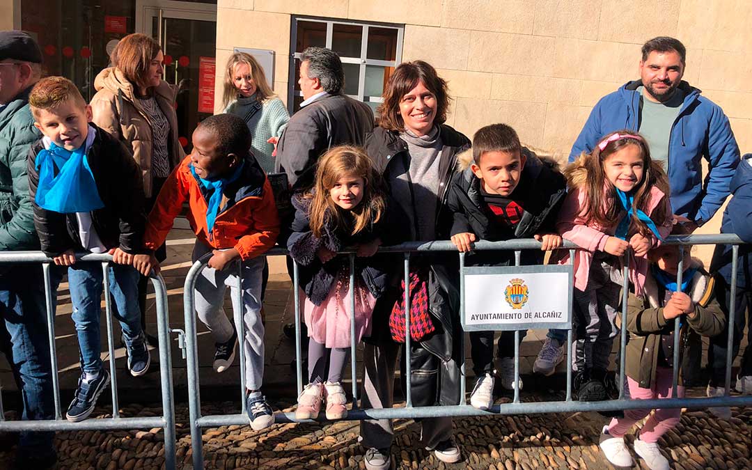 Estudiantes del Palmireno junto a sus profesores esperan ilusionados al Rey./ L.C.
