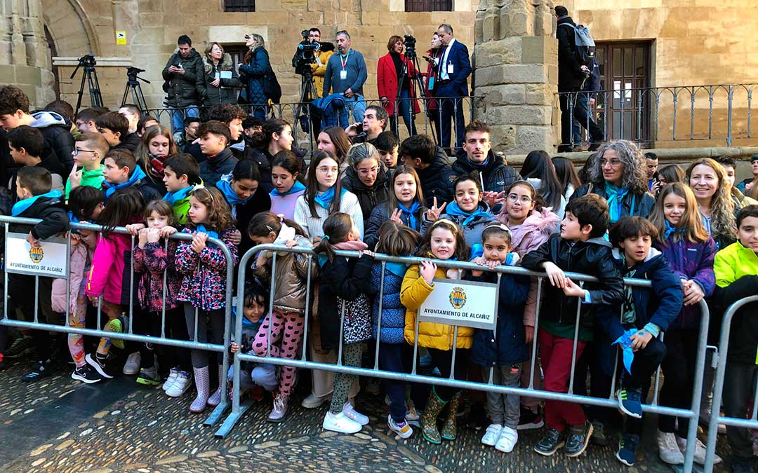 Junto a la lonja han aguardado los alumnos del CEIP Juan Lorenzo Palmireno./ L.C.