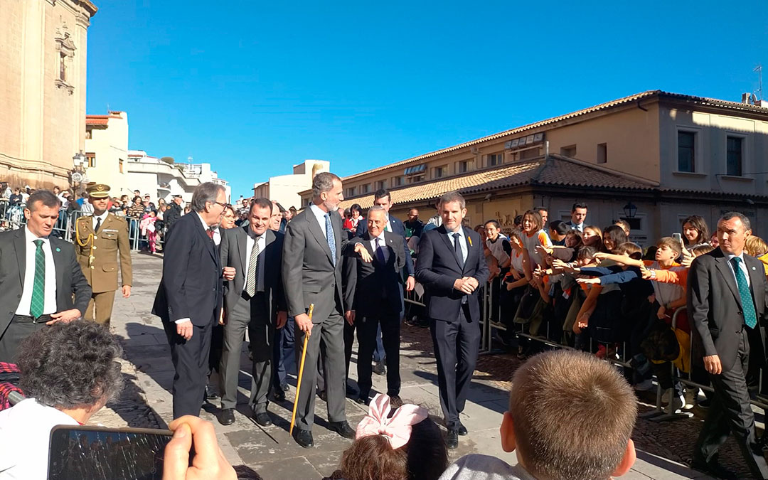 Antes y después de la visita a la Torre Gótica, el Rey ha parado a saludar a los vecinos./ L.C.