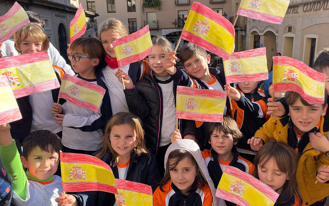 Los alumnos del colegio San Valero-Escolapios han pintado banderas de España para la ocasión./ M.C.