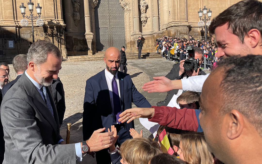 Los alumnos de Escolapios junto a su profesor saludan al Rey./ M.C.