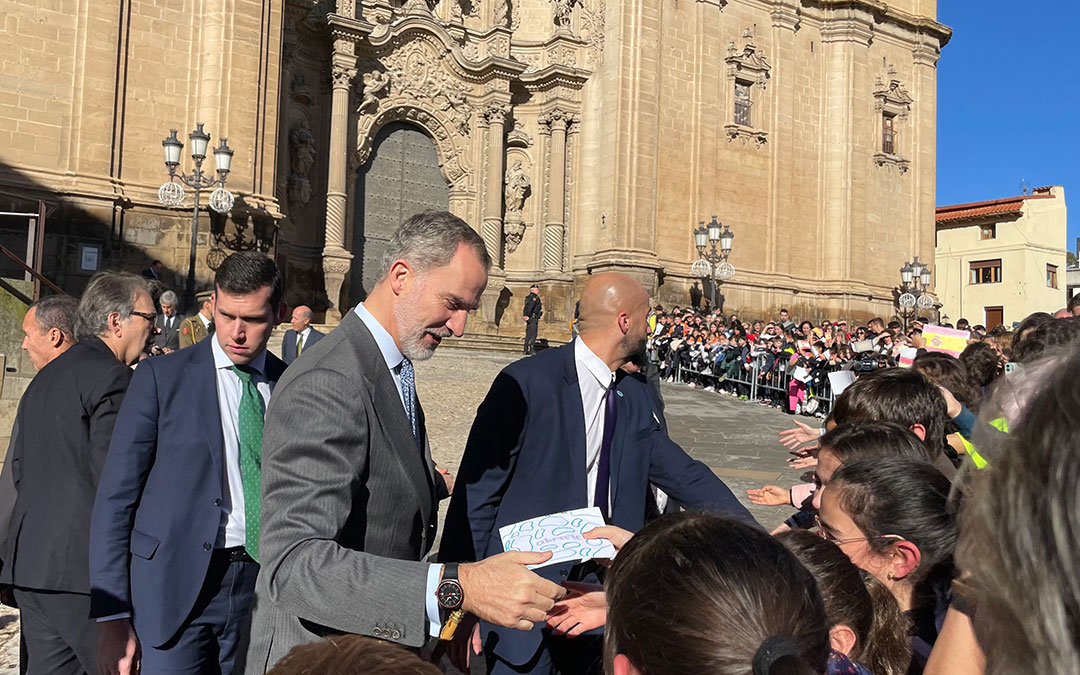 Algunos niños le han entregado cartas y dibujos al Rey./ M.C.