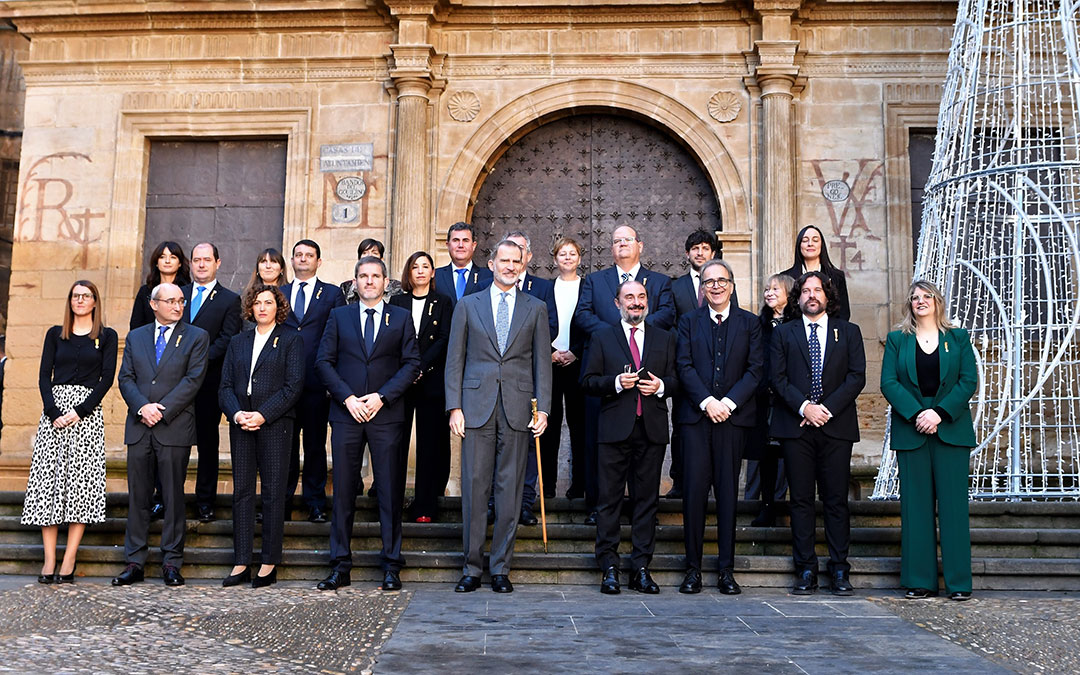 Foto de familia con la corporación municipal de Alcañiz./ L.C.