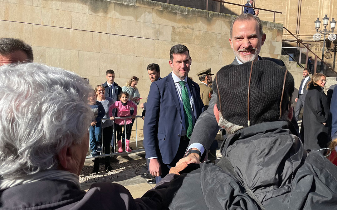 El Rey ha saludado a los vecinos colocados en primera fila tras la valla./ M.C.