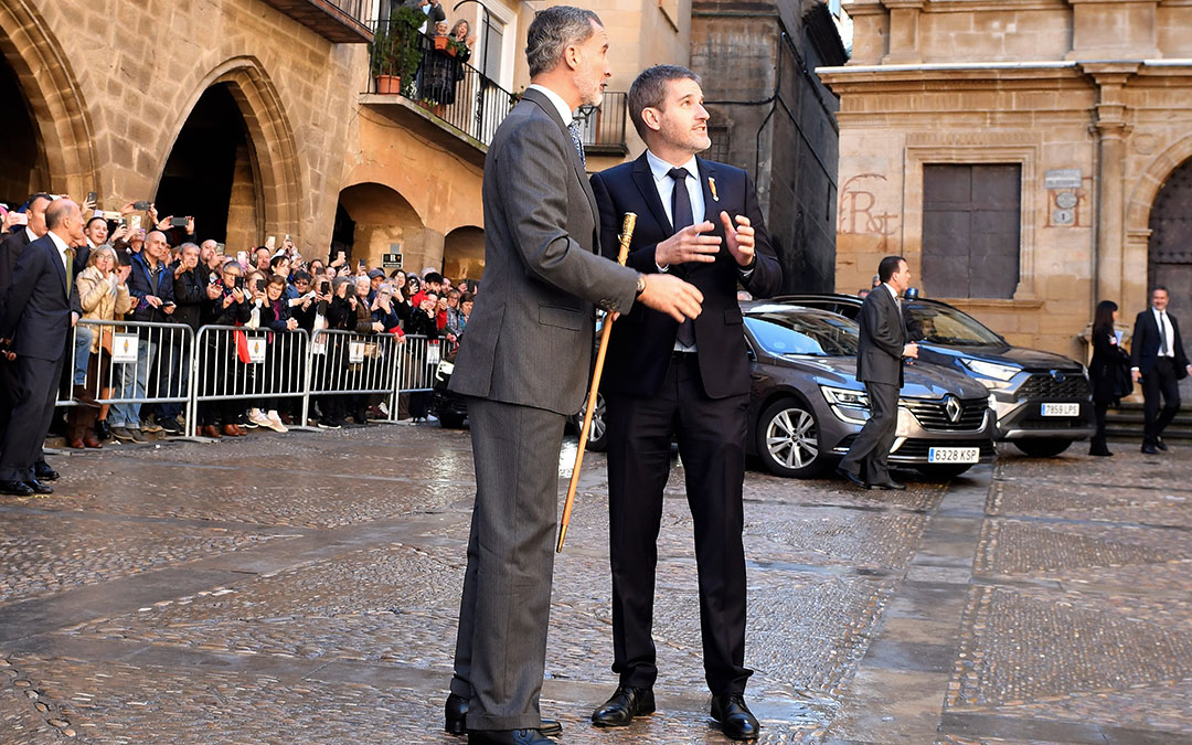 El Rey contempla junto al alcalde de Alcañiz, Ignacio Urquizu, la restaurada fachada de la Lonja./ L.C.