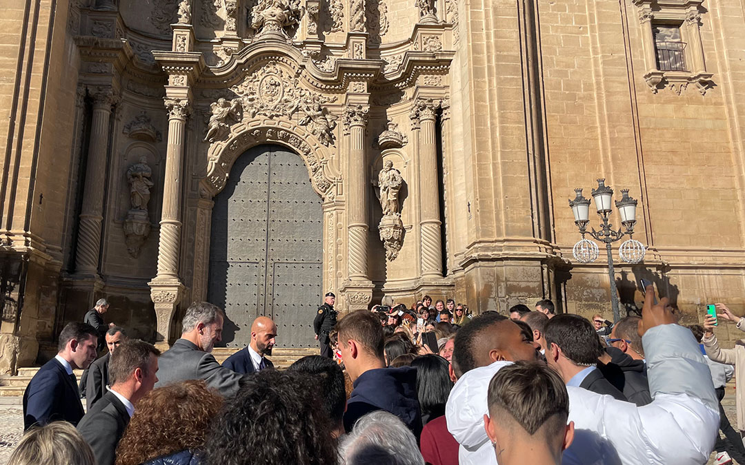 Los móviles haciendo fotos y vídeos se han contado por cientos, al igual que los selfies./ M.C.