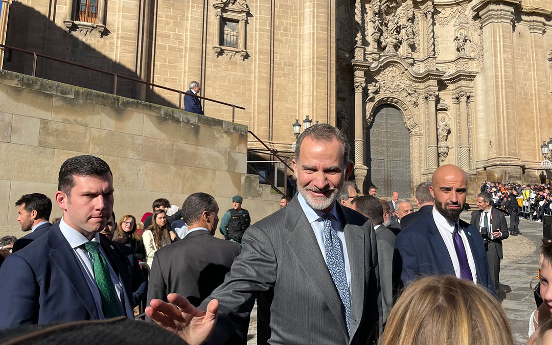 Felipe VI saluda a los alcañizanos que han ido a la plaza de España para recibirle./ M.C.