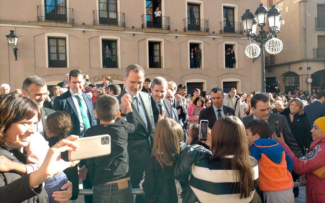 Felipe VI ha dado la mano a decenas de escolares./ L.C.