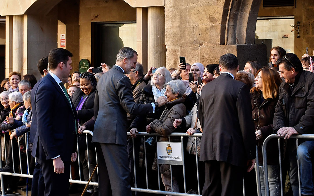 Los vecinos han dado la bienvenida a Felipe VI muy emocionados./ L.C.