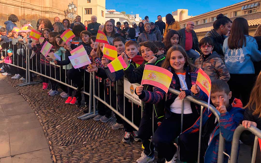 Los estudiantes de Escolapios han ondeado sus banderas al paso del Rey./ L.C.