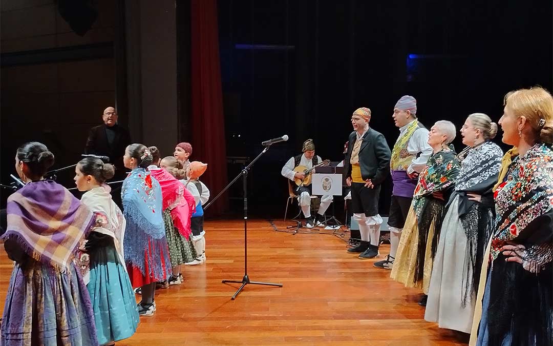Pequeños y mayores deleitaron al público con las jotas cantadas y bailadas./ Rondalla Compromiso