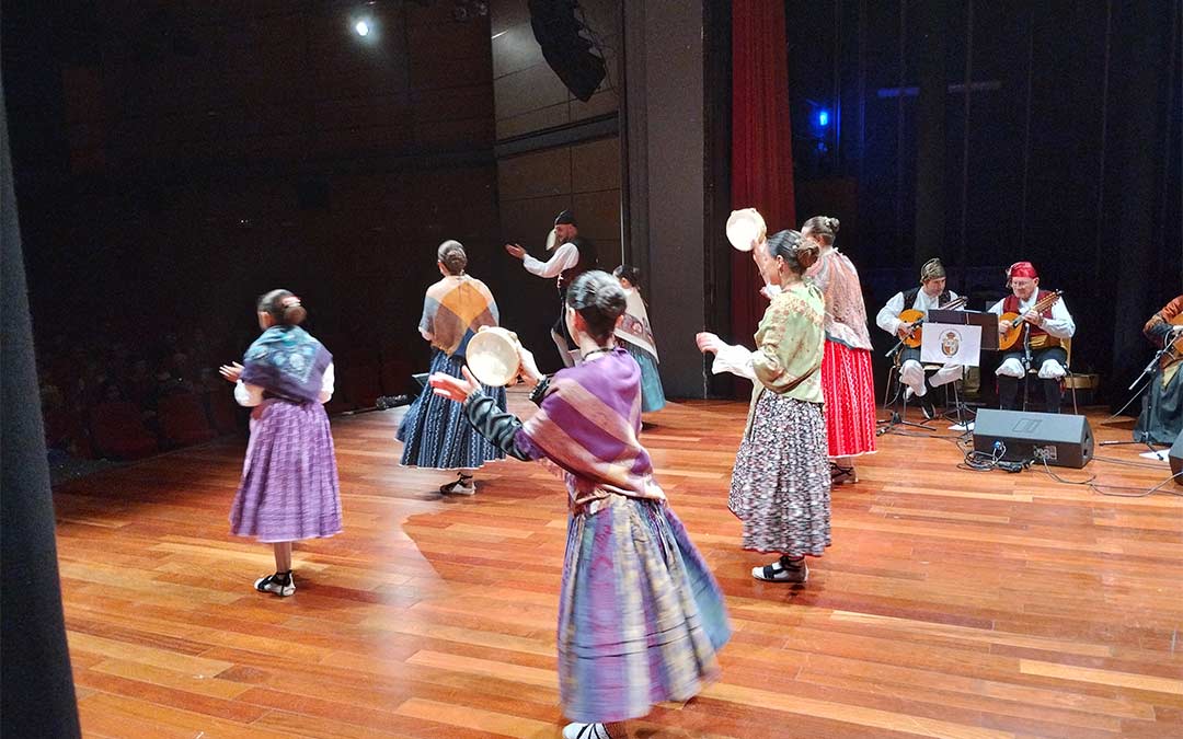 Entre jotas y boleros, en una de las actuaciones introdujeron las panderetas./ Rondalla Compromiso