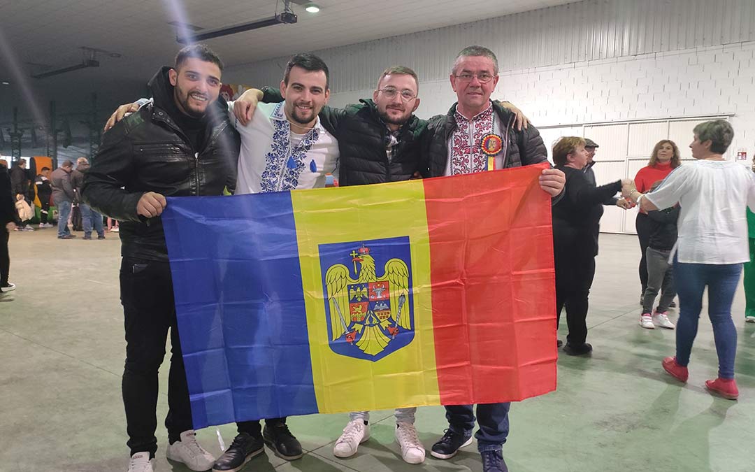 Cuatro amigos acuden a la celebración con la bandera de Rumanía./I.M.