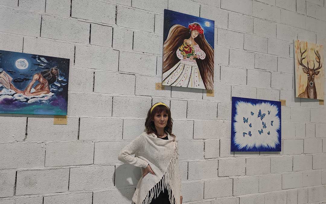 Nina Stoian, artista rumana asentada en en Alcañiz expone sus cuadros./I.M.