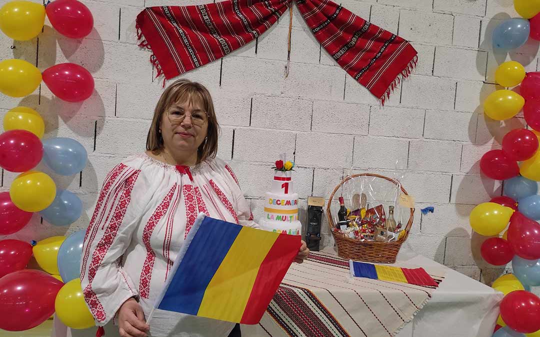 Gabriela Floria, residente en Alcañiz por más de 20 años, portando el traje tradicional./I.M.
