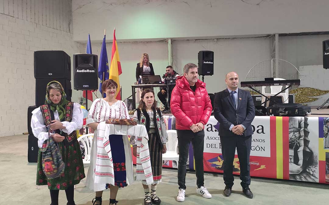 Ignacio Urquizu junto a los miembros de la asociación, en su recepción al acto./I.M.