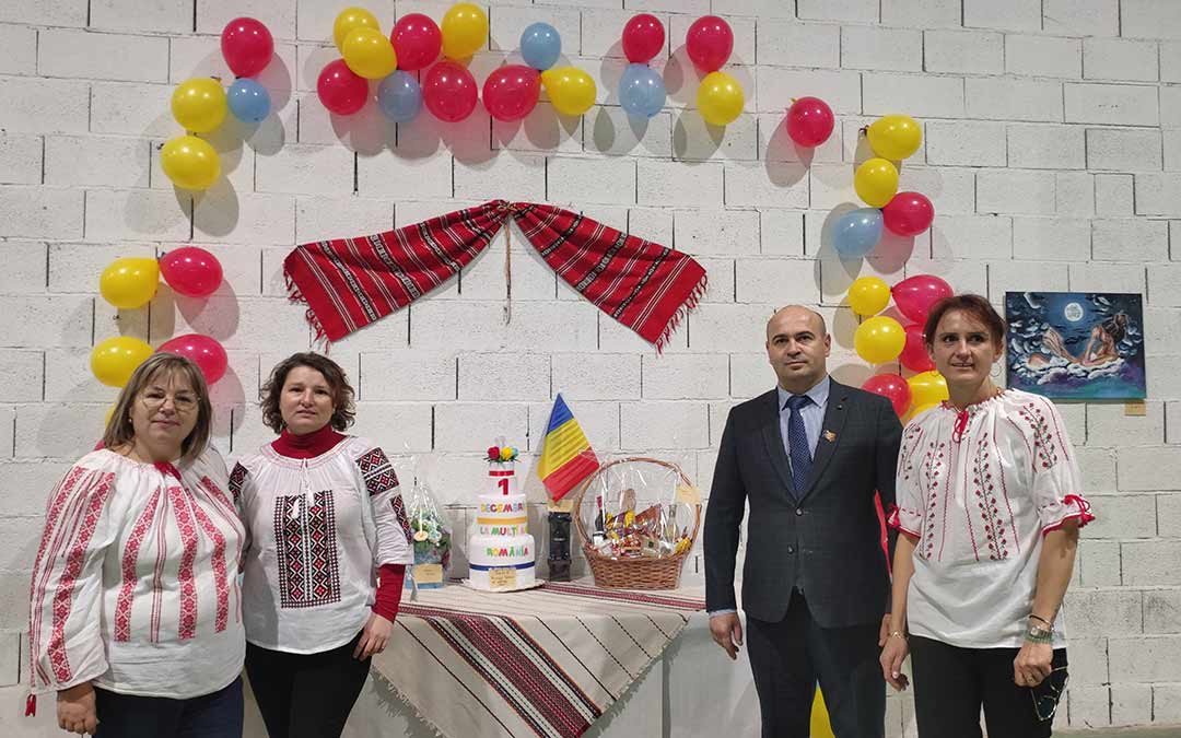 Miembros de la Junta Directica de la Asociación rumana en el Bajo Aragón dando la bienvenida./I.M.