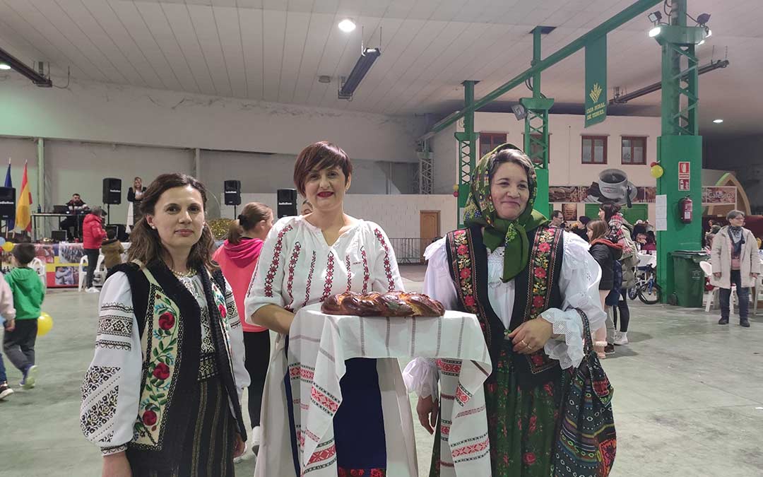 Trajes tradicionales rumanos y postres típicos para celebrar la gran Unión rumana./I.M.