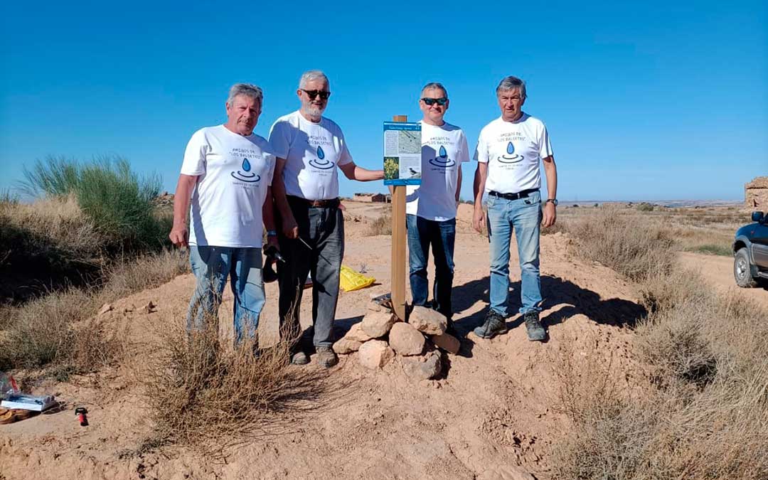Brindis de parte de los asociados después de colocar la última señal pendiente, en este caso, en el Balsete del Servoso. / Amigos de los Balsetes