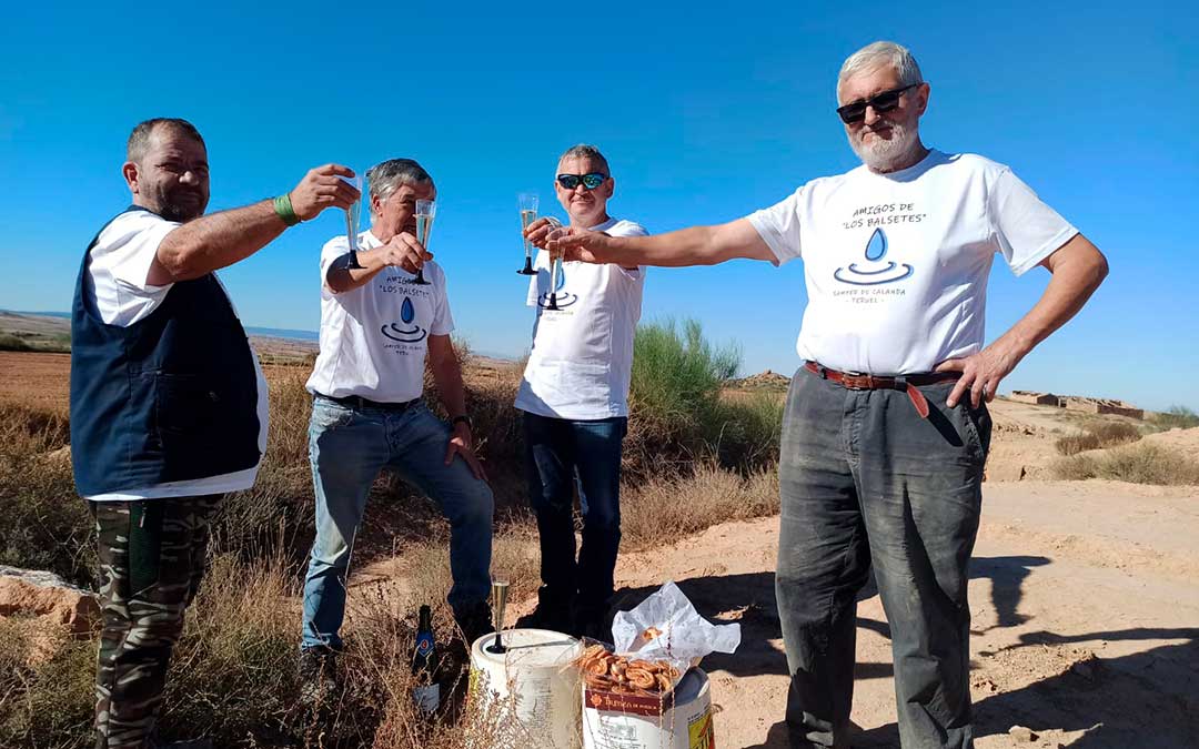 Brindis de parte de los asociados después de colocar la última señal pendiente, en este caso, en el Balsete del Servoso. / Amigos de los Balsetes