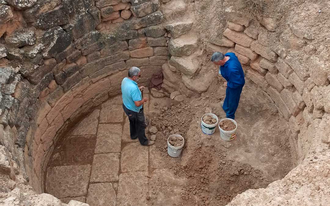 Calderos preparados para subir en el Balsete de Navarro. / Amigos de los Balsetes