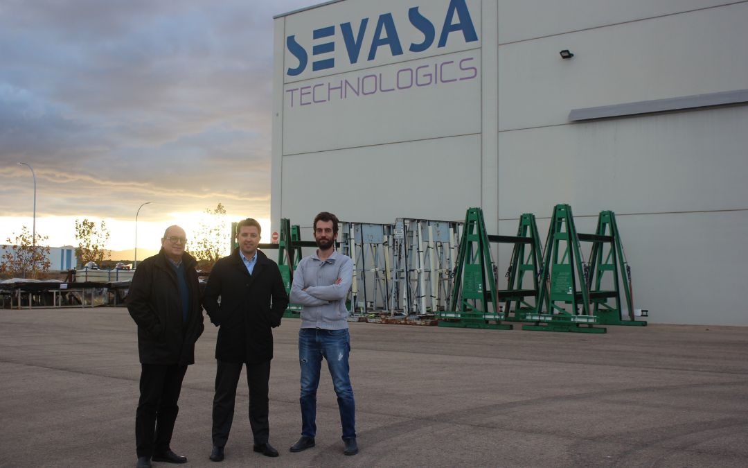 Giuseppe y Pasquale Meli, director y gerente de Sevasa Technologics, junto a Alberto Herrero, alcalde de Calanda delante de la sede./ C. O.